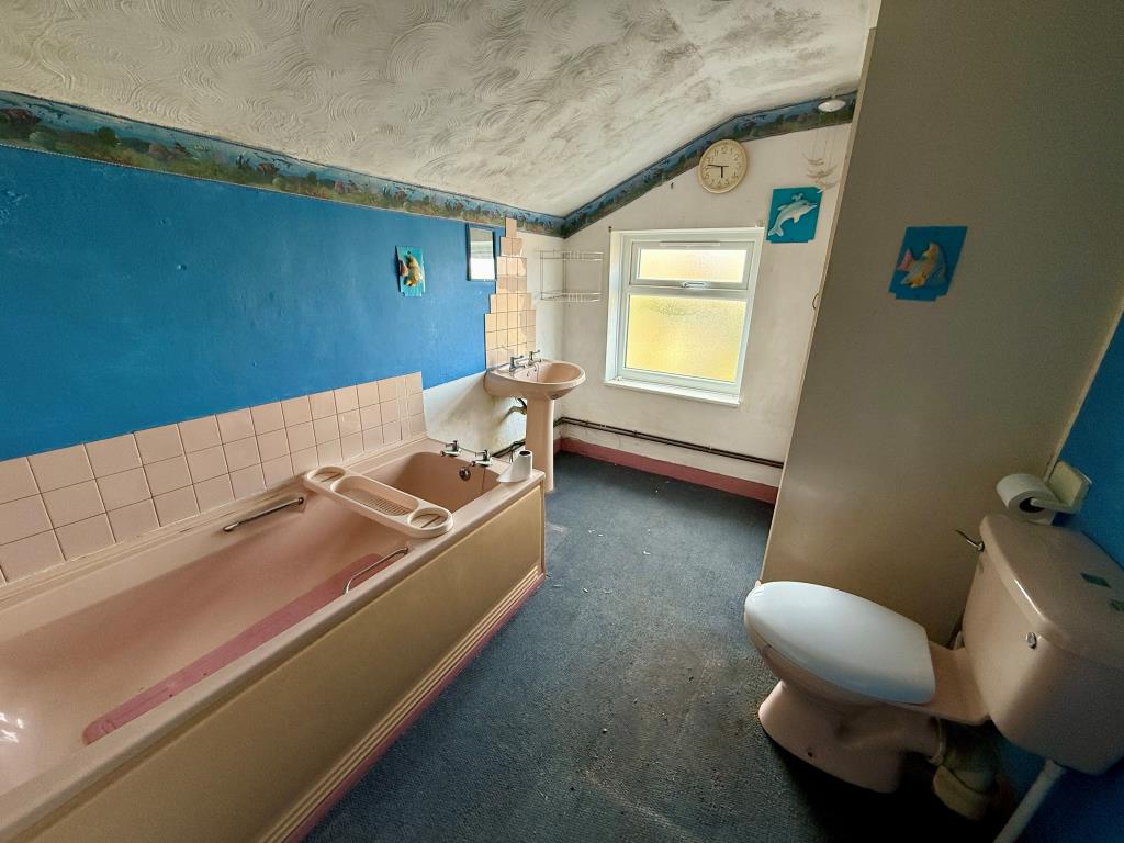 Lot: 69 - TERRACED HOUSE FOR REFURBISHMENT - Bathroom with W.C.